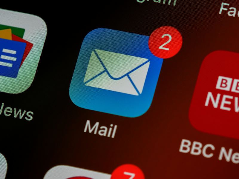 A smartphone home screen showing a mail app with two unread messages